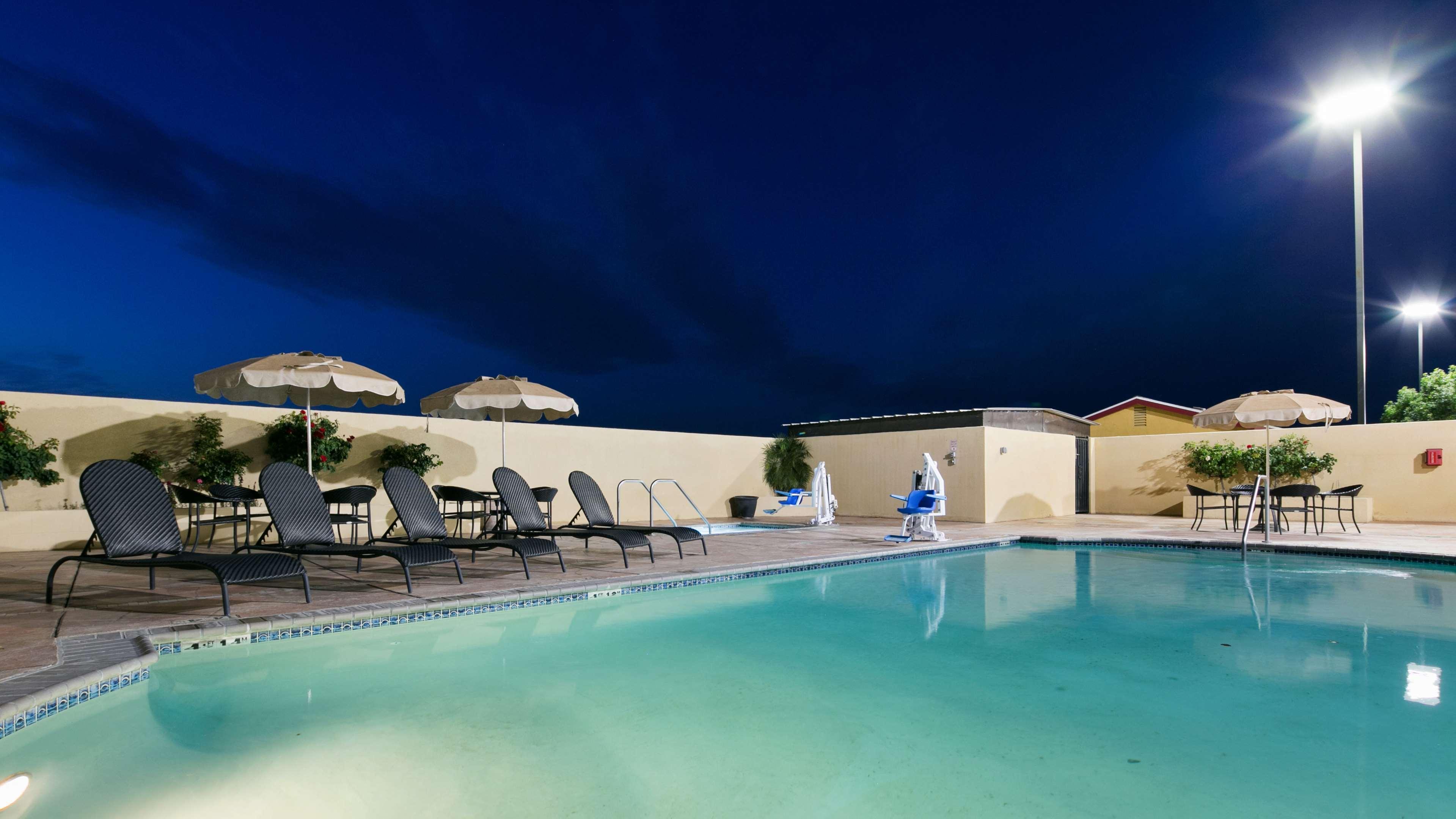Best Western Plus Wasco Inn & Suites Buitenkant foto