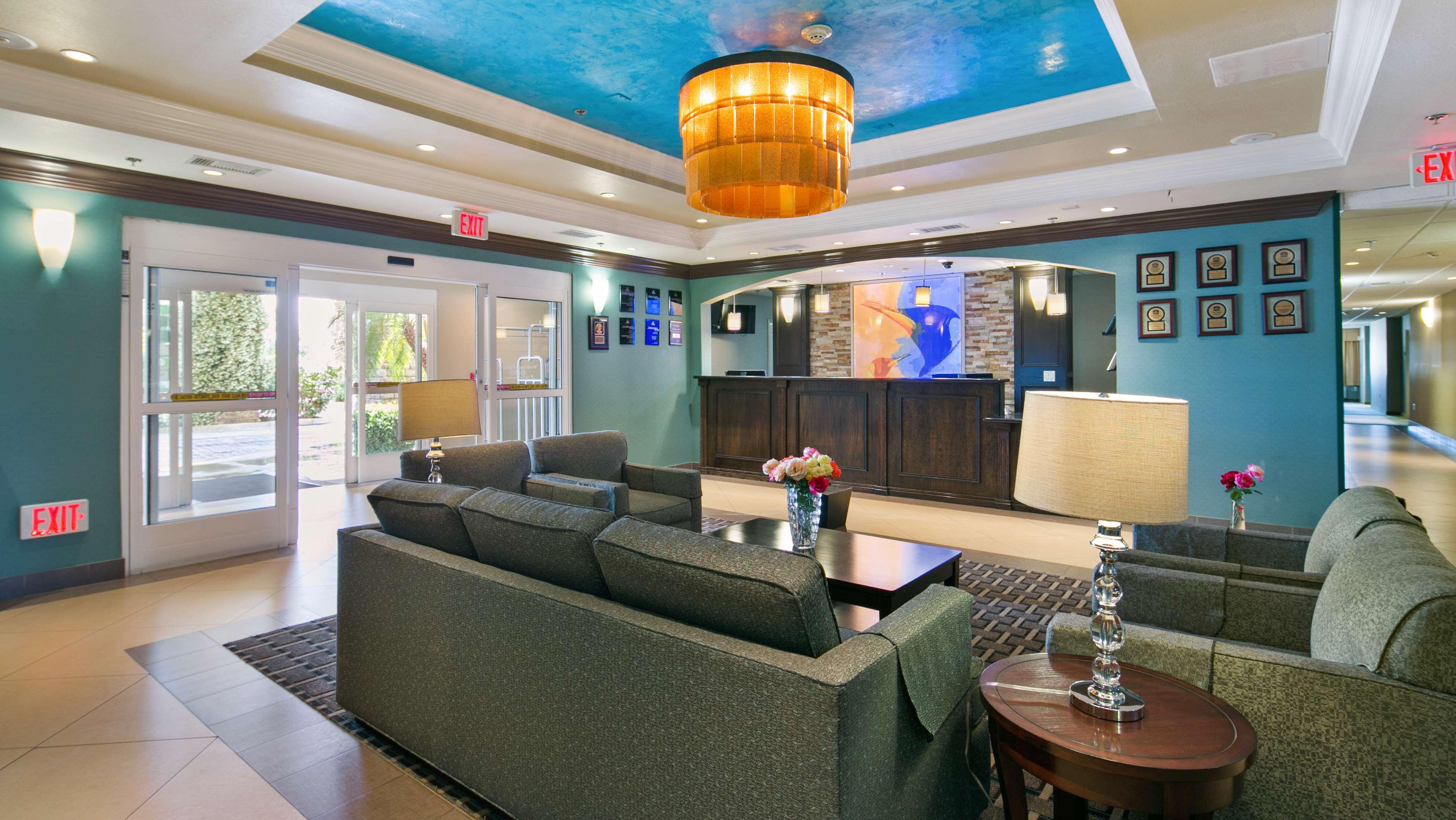 Best Western Plus Wasco Inn & Suites Buitenkant foto