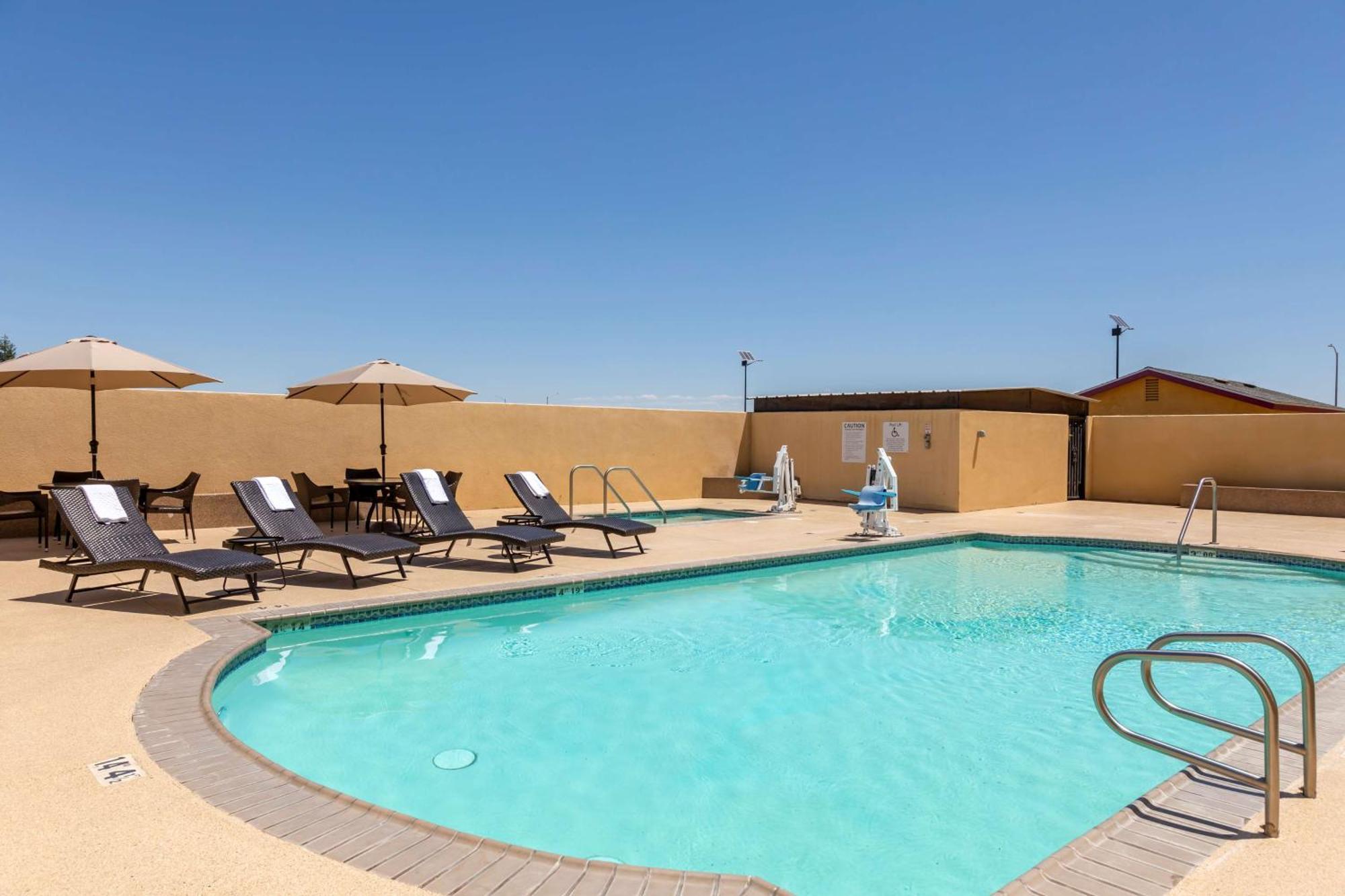 Best Western Plus Wasco Inn & Suites Buitenkant foto